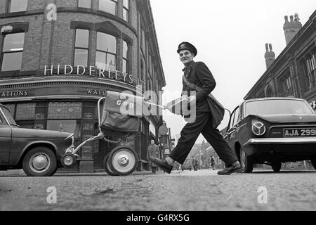 Il postman Jack Kitchen prova il nuovo carrello dell'ufficio postale in Cheshire. Il carico massimo che un postino può portare sulla schiena è di 35 libbre, ma il trolley prenderà il doppio di quella quantità. Jack è stato un postman per 38 anni. Foto Stock