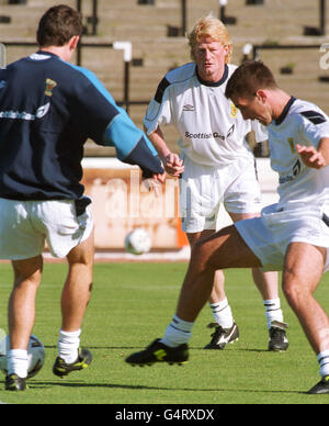 Colin Hendry, centro, e Paul Ritchie allenano ad Ayr mentre la squadra scozzese si prepara per la partita di qualificazione Euro 2000 contro la Bosnia martedì 10/99. Foto Stock