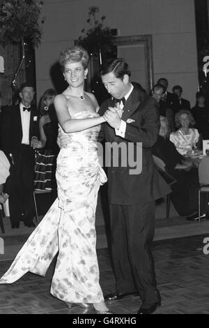 Diana, la Principessa del Galles indossando un abito della designer Catherine Walker, una seta con motivi rosa blu e rosa, balla la notte con il marito il Principe del galles a Melbourne, Australia. Foto Stock