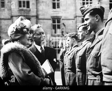 La regina Elisabetta incontra i cadetti aerei canadesi a Balmoral, Scozia Foto Stock