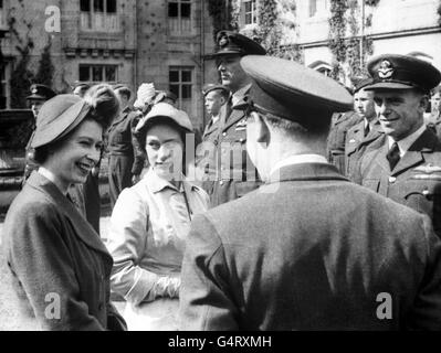 La principessa Elizabeth incontra i cadetti aerei canadesi a Balmoral, Scozia Foto Stock