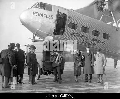 La posta di Natale viene caricata a bordo del volo Imperial Airways diretto per il Sud Africa e la Rhodesia Nord & Est. L'Alto Commissario sudafricano alla Gran Bretagna Charles te Water, con sua moglie, accanto all'aereo mentre è caricato con la posta Foto Stock