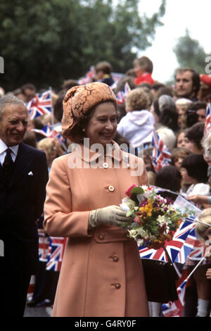 Regina Elisabetta II durante una passeggiata nel Cambridge Park, durante la sua visita all'isola di Guernsey, Isole del canale. Foto Stock