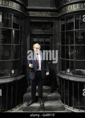 Il Sindaco di Londra Boris Johnson fa una bacchetta in Diagon Alley mentre visita la nuova attrazione 'The Making of Harry Potter' agli studi Warner Brothers a Leavesden, Hertfordshire. Foto Stock