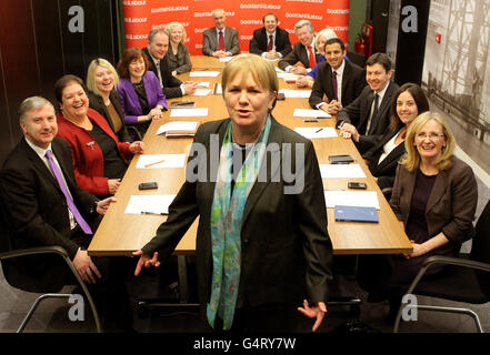 Il nuovo leader laburista scozzese Johann Lamont con il suo nuovo Shadow Cabinet si incontra per la prima volta a Glasgow alla John Smith House. Foto Stock