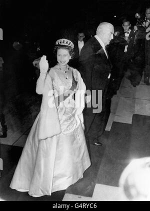 La regina Elisabetta II si fa un'onda verso la folla quando arriva per un ricevimento di Stato al Parlamento di Canberra. È scortata dal primo ministro Robert Menzies. Foto Stock