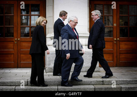 Taoiseach Enda Kenny (seconda a sinistra) e Tanaiste Eamon Gilmore (destra) tengono una fotocellula con i nuovi ministri Joe Costello (seconda a destra) e Jan o'Sullivan (a sinistra) sui gradini degli edifici governativi, Dublino. PREMERE ASSOCIAZIONE foto. Data immagine: Martedì 20 dicembre 2011. Il credito fotografico dovrebbe essere: Julien Behal/PA Wire Foto Stock