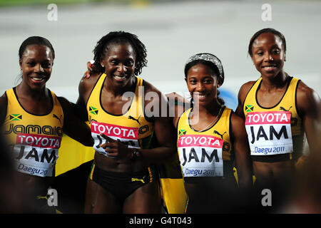 La Jamaica Women's 4x100m relay team di Shelly-Ann Fraser-Pryce (2° a sinistra), Kerron Stewart (2° a destra), Sherone Simpson (a destra) e Veronica Campbell-Brown dopo essere venuto secondo in finale Foto Stock