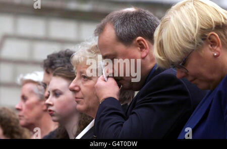 Michael Magennis figlio del marinaio James J Magennis, con la famiglia durante un'emozionante presentazione di un memoriale a James Magennis, che è stato l'unico serviceman dell'Irlanda del Nord ad essere insignito della Croce Vittoria durante la seconda Guerra Mondiale. * il monumento di sei piedi si trova di fronte al municipio di Belfast. James Magennis è stato premiato con il più alto riconoscimento nazionale per la sua parte in un'audace mini-sottomarino raid sulla flotta giapponese nello stato di Jahore Singapore. Foto Stock