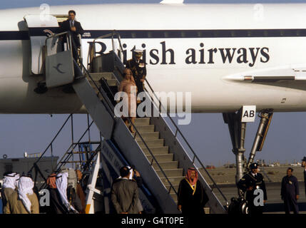 La Regina Elisabetta II e il Duca di Edimburgo si allontanano dalla British Airways Concorde all'arrivo all'aeroporto di Kuwait. Foto Stock