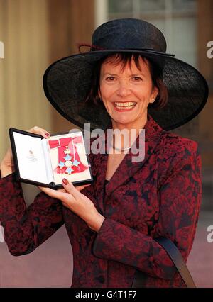 La presentatrice televisiva del programma della BBC 'Heart of the Matter', Joan Bakewell, dopo aver ricevuto il suo CBE (Comandante dell'Impero britannico), presentato da sua Maestà la Regina a Buckingham Palace. Foto Stock