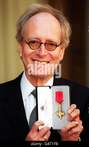 Il compositore John Barry con la sua CBE, che ricevette dalla regina Elisabetta II a Buckingham Palace. Foto Stock