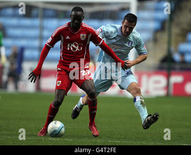 Richard Keogh di Coventry City e Albert Adomah di Bristol City (a sinistra) Foto Stock