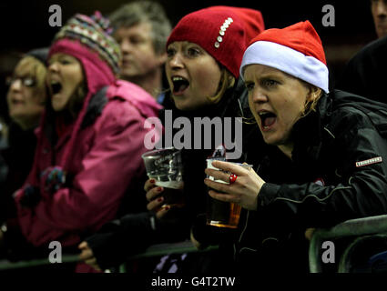 Rugby Union - RaboDirect PRO12 - Edinburgh Rugby / Glasgow Warriors - Murrayfield. Gli appassionati di rugby di Edimburgo reagiscono durante la partita RaboDirect PRO12 a Murrayfield, Edimburgo. Foto Stock