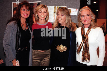 (A sinistra-destra) l'ex star di Bond Girl e Hammer Horror Caroline Munro con Julia Carling, Hammer Girl Ingrid Pitt e l'ex Bond Girl Shirley Eaton all'apertura di Collect '99 al Wembley Exhibition Centre di Londra. * Collect '99 è una mostra con oggetti che vanno da modelli a francobolli, autografi e cimeli televisivi e cinematografici. Foto Stock