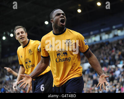 Il Victor Anichebe di Everton (al centro) celebra il raggiungimento del traguardo di apertura durante la partita della Barclays Premier League presso gli Hawthorns, West Bromwich. Foto Stock