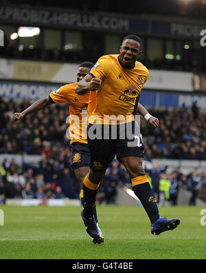 Il Victor Anichebe di Everton (al centro) celebra il raggiungimento del traguardo di apertura durante la partita della Barclays Premier League presso gli Hawthorns, West Bromwich. Foto Stock