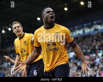 Il Victor Anichebe di Everton (al centro) celebra il raggiungimento dell'obiettivo di apertura Foto Stock