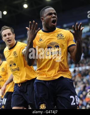 Calcio - Barclays Premier League - West Bromwich Albion / Everton - The Hawthorns. Victor Anichebe (centro) di Everton celebra il traguardo di apertura Foto Stock