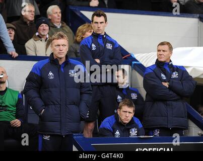 Calcio - Barclays Premier League - West Bromwich Albion / Everton - The Hawthorns. David Moyes, direttore di Everton, e il suo staff di coaching sulla linea di contatto Foto Stock