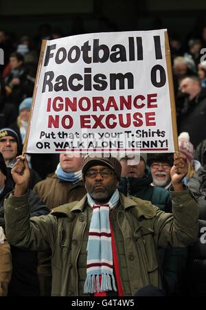 Calcio - Barclays Premier League - Manchester City / Liverpool - Etihad Stadium. Un fan di Manchester City ha in piedi un segno anti-razzismo Foto Stock