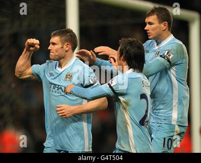 James Milner di Manchester City festeggia dopo aver segnato dalla penalità Individua con i suoi compagni di squadra David Silva (al centro) ed Edin Dzeko (destra) Foto Stock