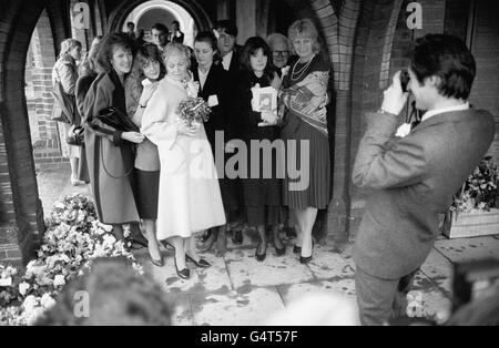 Uno per l'album della famiglia Redgrave al funerale di Sir Michael Redgrave a Mortlake crematorio. Da sinistra a destra; Lynn Redgrave, nipote Natasha Richardson, vedova di Sir Michael, Rachel, Signora Redgrave, nipote Joely Richardson, nipote Jemma Redgrave e figlia Vanessa Redgrave. Foto Stock