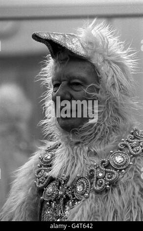 Sir John Gielgud appare come Egg yolk il 1, il Re dell'Oca a Londra prima del suo ruolo in 'altra Oca' al Drury Lane Theatre Royal. Foto Stock