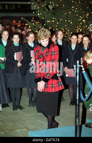 LUCI DIANA/BOND ST/XMAS. PA Foto 17/11/93 la Principessa del Galles arriva a Bond Street a Londra per accendere le luci di Natale Foto Stock