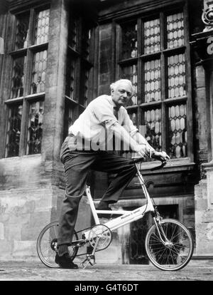 Alex Moulton guida uno dei suoi modelli 'moulton S speed' presso la casa padronale del XVII secolo a Bradford-on-Avon, Wiltshire. L'onorevole Moulton ha prodotto una serie di brillanti idee ingegneristiche. Tra questi figurano le biciclette a ruote piccole con sospensione in gomma che portano il suo nome, e anche il sistema di sospensioni idrolastiche utilizzato su alcune vetture BMC. Foto Stock