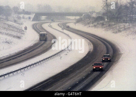 Inverno Meteo - Febbraio neve. Condizioni di guida pericolose su un tratto innevato della M11 vicino Chigwell, Essex Foto Stock