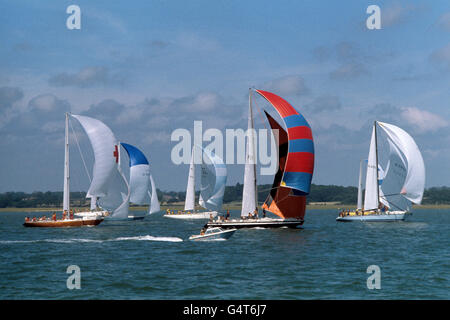 Concorrenti della Admiral's Cup Yacht Race in stretta compagnia. (l-r) Battlecry (Gran Bretagna), Robin (USA), Love and War (Australia), Coriolan (Francia) e Duva (Germania) Foto Stock