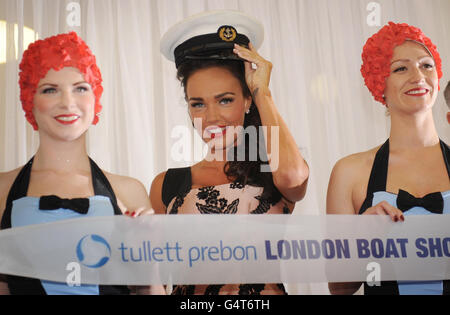 Tamara Ecclestone (centro) al London Boat Show nel centro Excel presso i Docklands di Londra questa mattina. Foto Stock