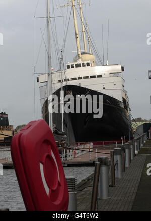 Il Royal Yacht Britannia, a Edimburgo, che ha iniziato a listare mentre è stato spostato in un molo asciutto attraverso il porto di Leith, per avere il suo scafo riverniciato. Foto Stock