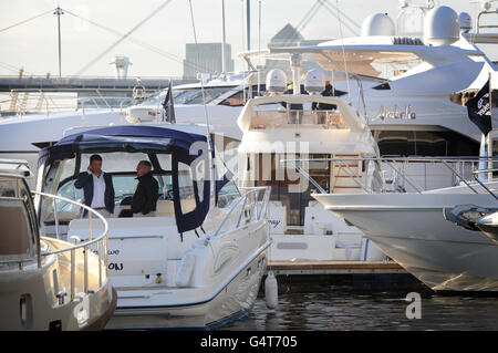 Spettacolo Tullet Pebon London Boat Show. I proprietari di barche che fanno affari su uno yacht il primo giorno del London Boat show in Docklands. Foto Stock