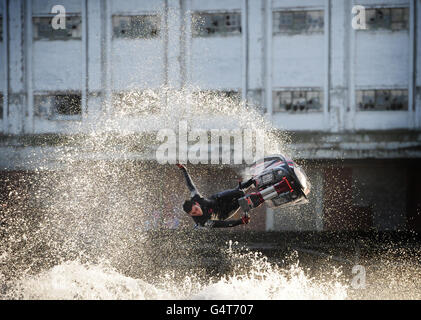 Il tre volte campione britannico di Jetski Jack Moule dimostra le sue abilità il primo giorno della mostra di barche di Londra a Docklands. Foto Stock