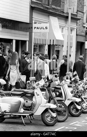 Scene di Londra - Mopeds. Ciclomotori parcheggiati fuori dai negozi di Londra Foto Stock