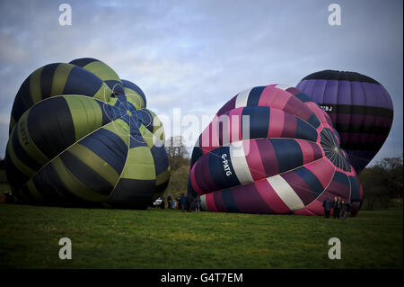 Foto. I palloncini si sono gonfiati a terra mentre gli equipaggi gonfiano i loro palloncini ad aria calda con un ventilatore a benzina, prima di accendere i bruciatori di propano mentre si preparano per il volo al 40° incontro annuale internazionale delle palloncini d'Icicle, Il primo fine settimana pieno di gennaio, a cui partecipano piloti e equipaggi di mongolfiera provenienti da tutto il mondo, si riuniscono in un campo vicino a Savernake Forrest, vicino a Marlborough, per prendere il volo attraverso la campagna del Wiltshire. Foto Stock