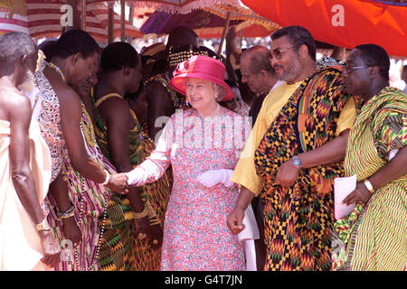 La regina Elisabetta II incontra i capi regionali del Ghana in un Durbar tenuto in suo onore al Parlamento ad Accra, in Ghana. La Regina e suo marito, il Duca di Edimburgo, furono accolti dai 13 capi e dalle otto Queen Mothers al suono della batteria e della musica reggae, in mezzo a una frenesia di tamburi tribali e balli, mescolati con musica reggae suonata su altoparlanti. In precedenza, si era rivolta al Parlamento del Ghana e ha sottolineato l’importanza di salvaguardare la democrazia multipartitica nell’ex colonia britannica dell’Africa occidentale della Gold Coast e del Togoland britannico. Vedi la storia della PA ROYAL Ghana. PA photo: Fiona Hanson/PA Foto Stock