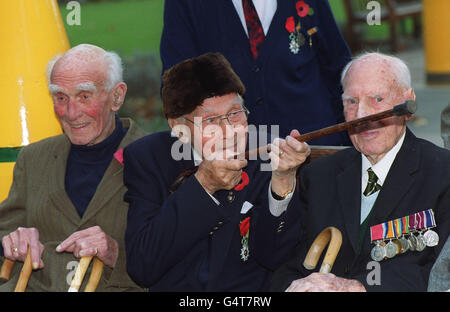 Douglas Roberts, 99 anni, prende mira con il suo bastone durante l'ultimo incontro dei veterani della prima guerra mondiale del secolo all'Imperial War Museum di Londra. A lui si uniscono i vecchi soldati Bill Corrie (L), anch'essi 99 anni, e William Jewitt 101 anni. Foto Stock