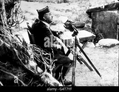 18 LUGLIO: Inizia la guerra civile spagnola, con il generale Francisco Franco che guida la rivolta. C1936: Il generale Francisco Franco, comandante delle forze fasciste nella guerra civile spagnola del 1936-1939, seduto con binocoli al fronte. Foto Stock