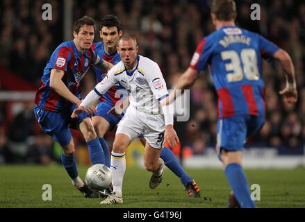 Il Kenny Miller (9) della città di Cardiff si allontana dal Crystal Palace's. Patrick McCarthy (a sinistra) prima di incontrare Peter Ramage (a destra) Foto Stock