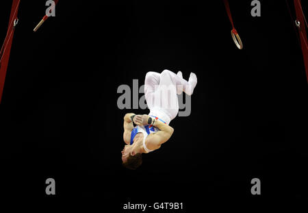 Daniel Purvis della Gran Bretagna compete sugli anelli durante la Ginnastica Internazionale di Visa alla North Greenwich Arena, Londra. Foto Stock