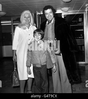 A Hollywood, California, dall'aeroporto di Londra Heathrow, oggi, ci sono l'attrice Diana Dors, suo marito, l'attore Alan Lake, e il figlio Jason di nove anni. Alan che sente il freddo, indossa uno dei regali di Natale di Diana - un cappotto di visone a lunghezza intera. In America, Miss Dors visiterà i suoi figli cresciuti e comparirà in TV chat show. Foto Stock