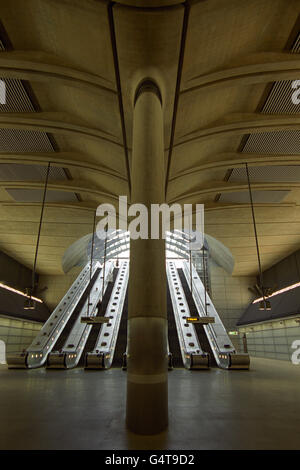 Il tetto in cemento costeggiato nella biglietteria della stazione della metropolitana di Canary Wharf, progettato da architetti Fosters and Partners, è ora aperto come parte dell'estensione della linea London Underground Jubilee. Foto Stock