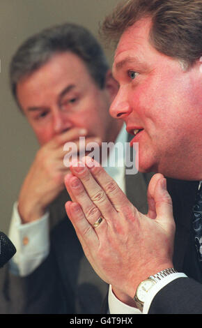 Digby Jones, 44 anni, che prenderà il posto di direttore generale della Confederazione dell'industria britannica (CBI) da Adair Turner il 1° gennaio 2000, interviene nel corso di una conferenza stampa a Londra, mentre il presidente del CBI Sir Clive Thompson guarda. * l'uomo d'affari con esperienza che lavora per una ditta principale di consulenti di gestione è stato nominato nuovo capo della più grande organizzazione dei datori di lavoro del paese. Foto Stock