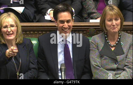 Segretario di Stato per Scozia Margaret Curran (sinistra) il leader del partito laburista ed Miliband e il vice leader del partito laburista Harriet Harman reagiscono al primo ministro David Cameron parlando durante le interrogazioni del primo ministro alla Camera dei Comuni, Londra. Foto Stock