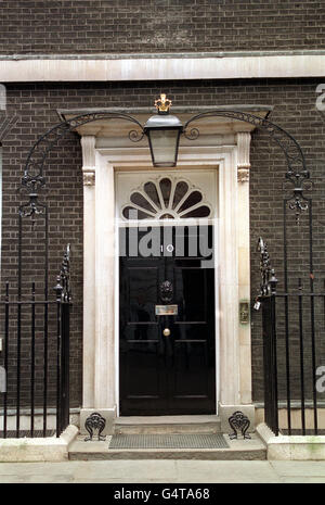 La porta di 10 Downing Street, Whitehall, Londra, residenza ufficiale del primo ministro britannico. Foto Stock