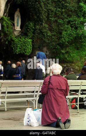 Pellegrini a Lourdes in Francia Foto Stock