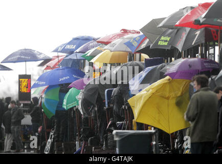 Corse di cavalli - 2011 Festival di Natale - Istabraq Festival ostacoli - Ippodromo di Leopardstown. I bookmakers si rifugiano in Heavy rain durante il Festival di Natale all'ippodromo di Leopardstown, Dublino, Irlanda. Foto Stock